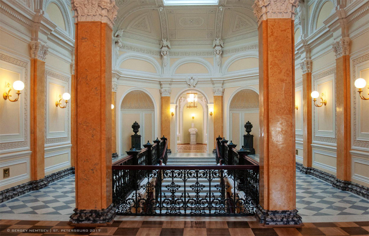 Гатчина, Красноармейский проспект, 1