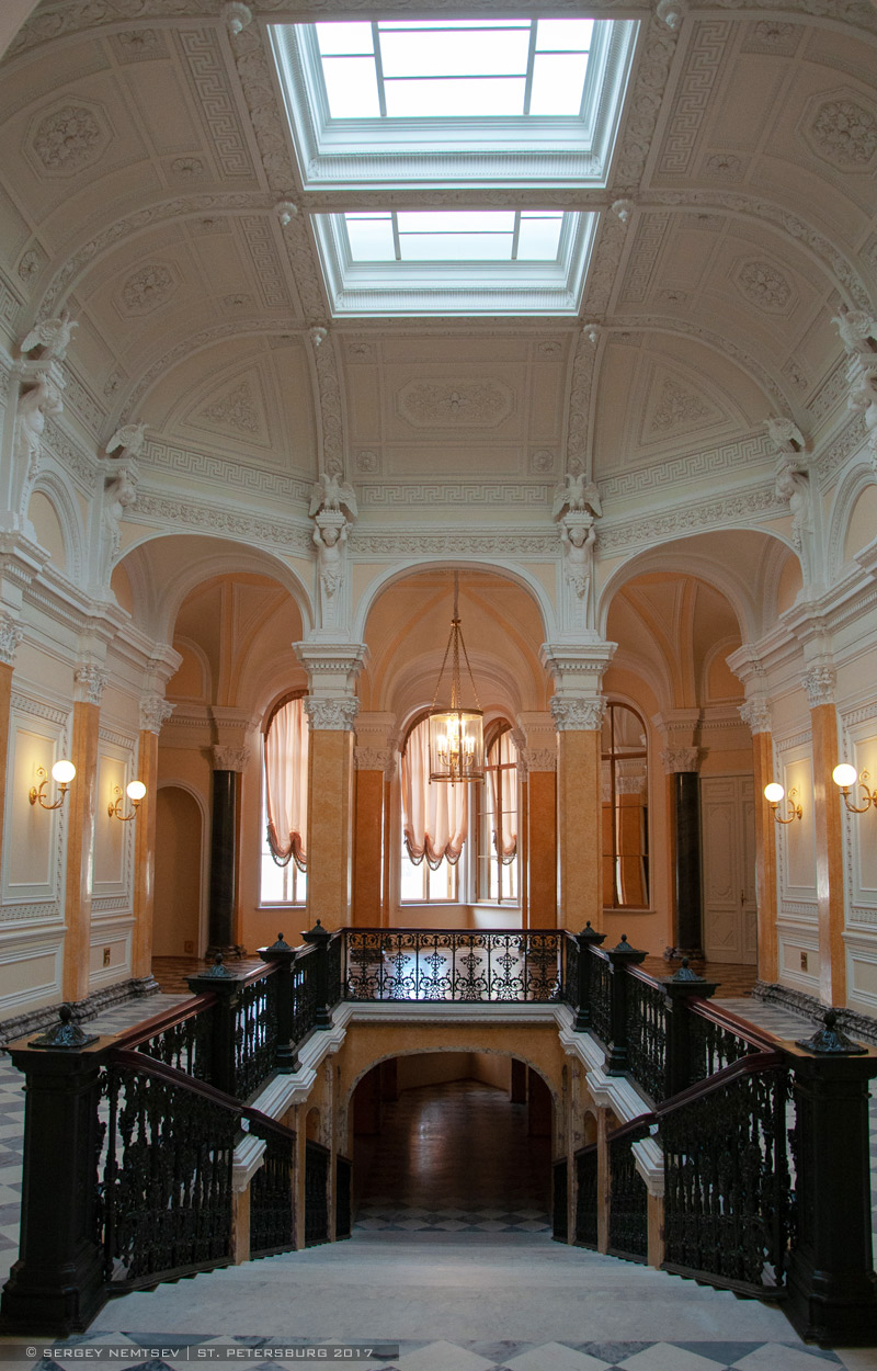 Gatchina, Красноармейский проспект, 1