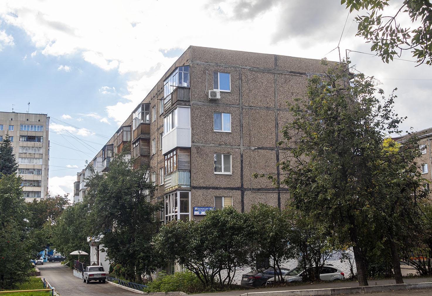 Уфа, Улица Достоевского, 160 / Айская улица, 65