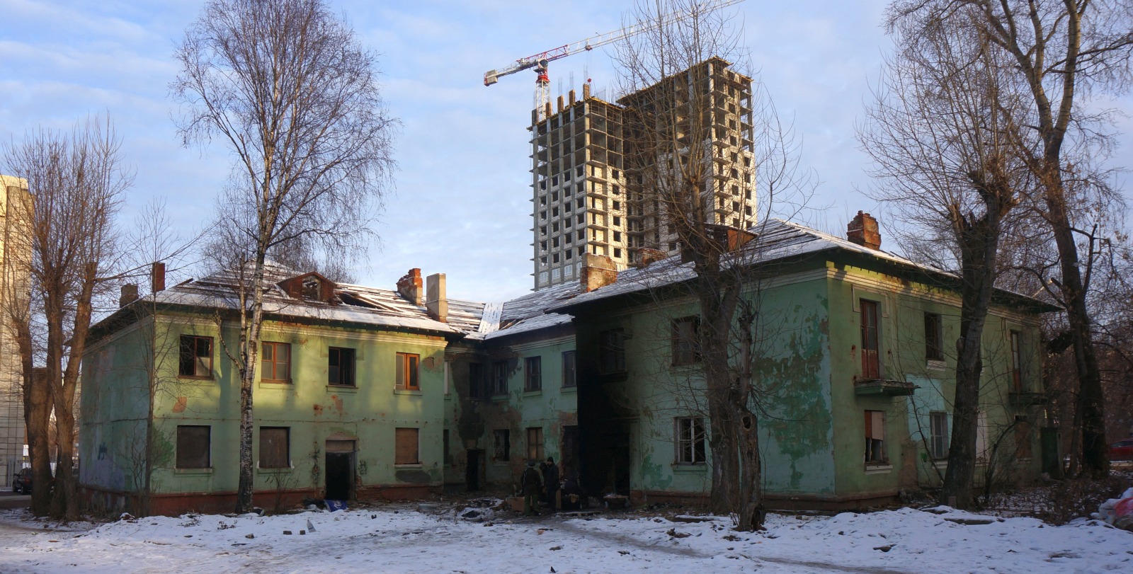 Пермь, Улица Карпинского, 10; Луньевская улица, 4