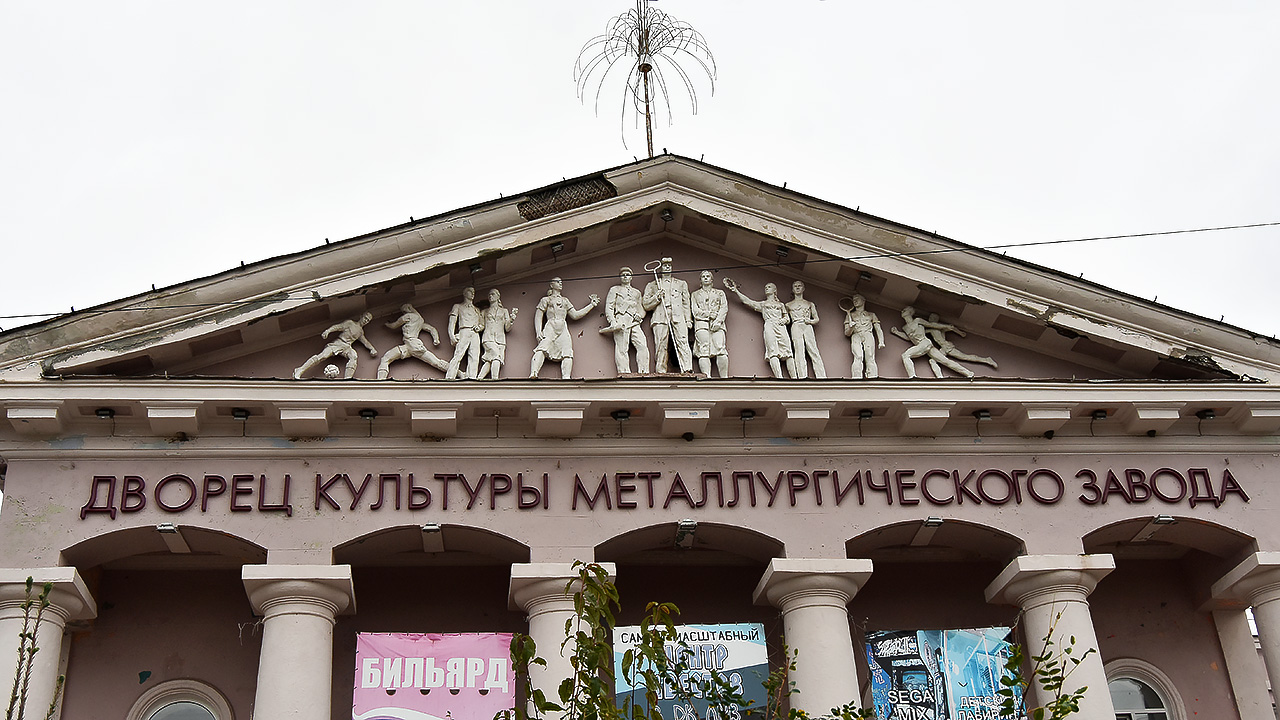 Lysva, Улица Ленина, 2. Монументальное искусство (мозаики, росписи)