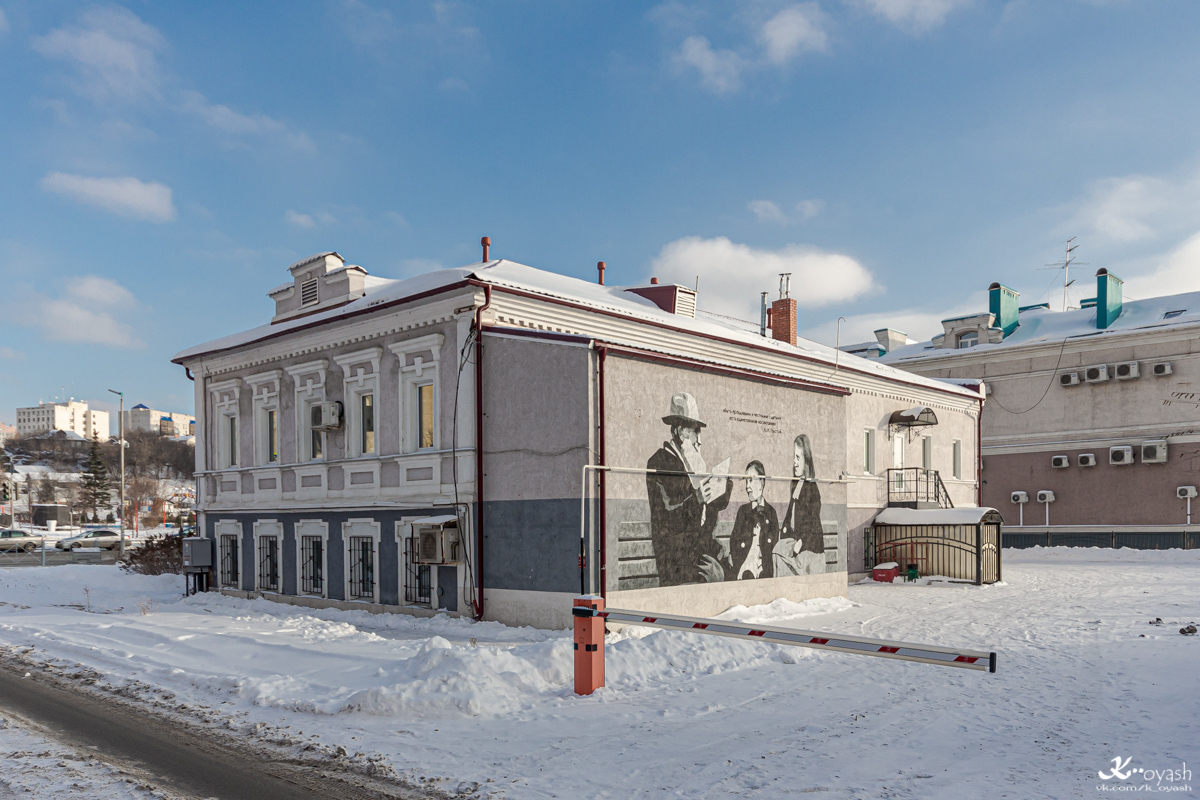 Kazań, Петербургская улица, 70 / Суконная улица, 8