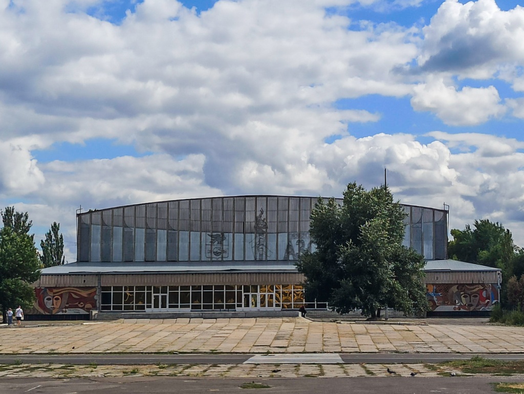 Северодонецк, Улица Маяковского, 28. Монументальное искусство (мозаики, росписи, барельефы, сграфито)