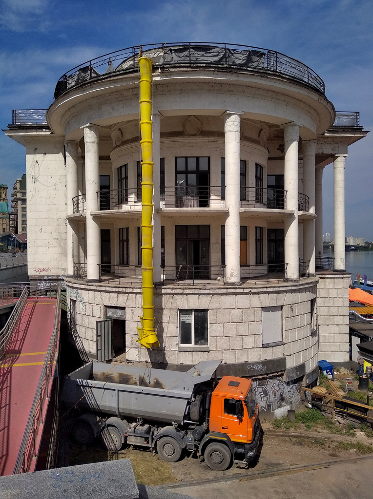 Киев, Почтовая площадь, 3
