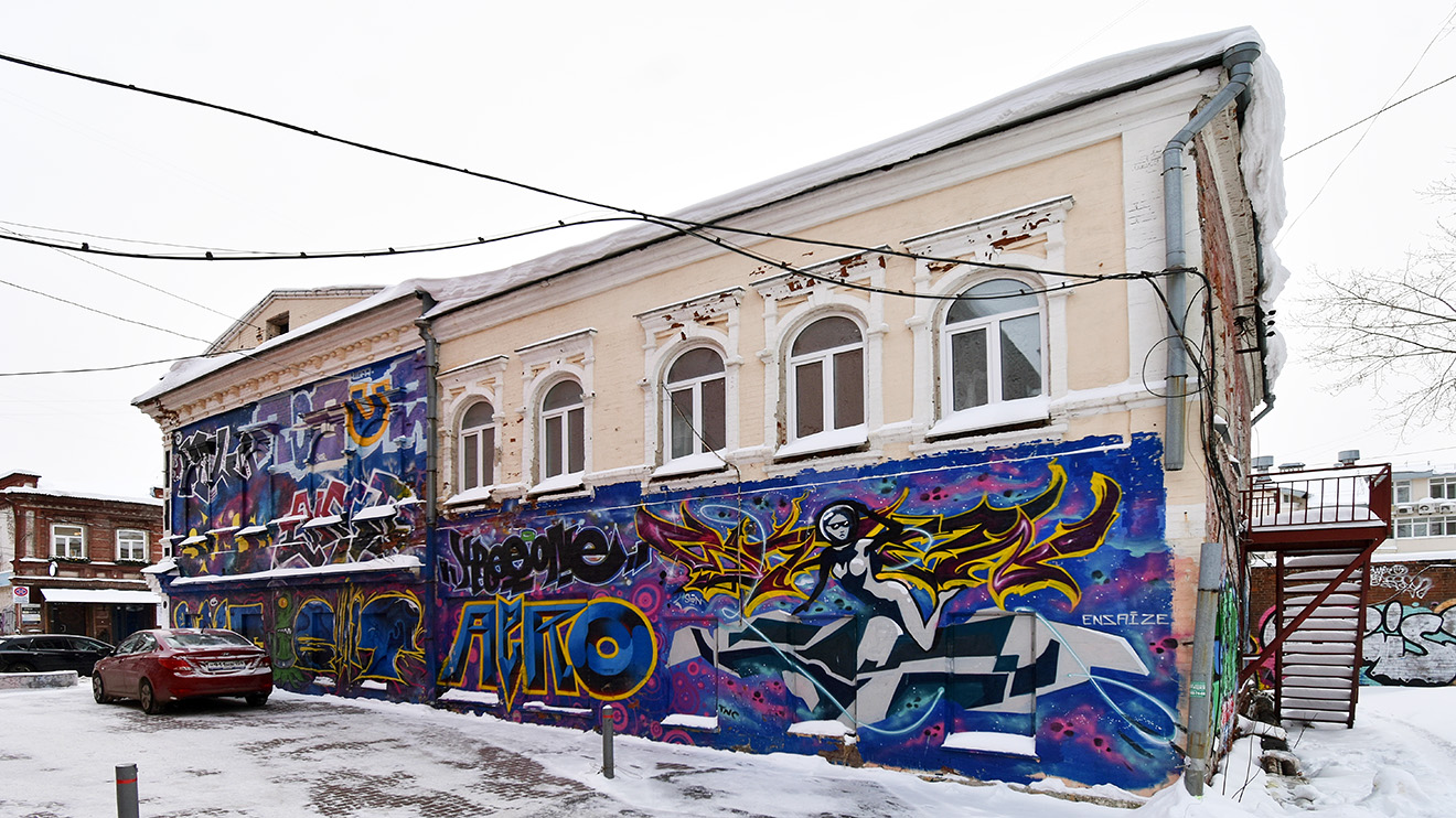 Пермь, Пермская улица, 59. Монументальное искусство (мозаики, росписи, барельефы, сграфито)