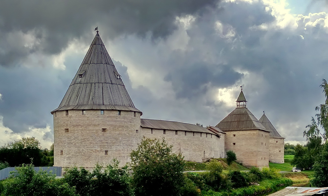 Старая Ладога, Волховский проспект, 19 Стрелочная башня; Волховский проспект, 19 Воротная башня