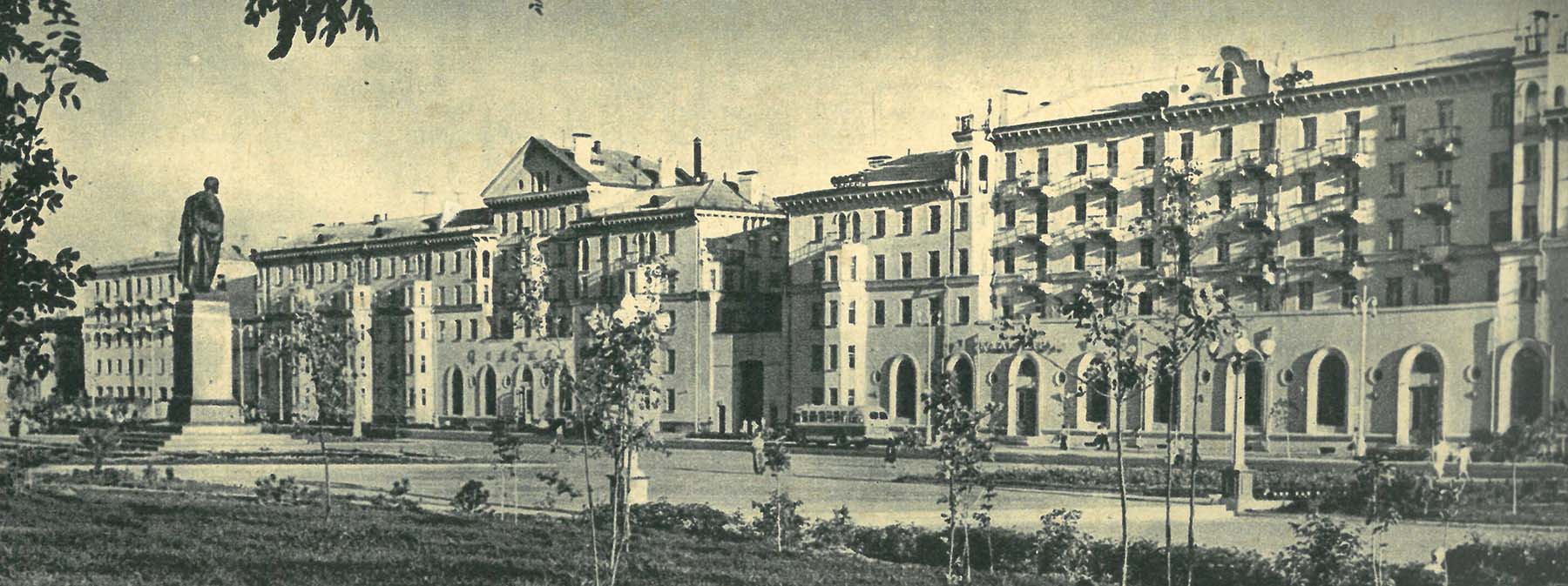 Астрахань, Площадь Ленина, 12 / Улица Бурова, 5; Площадь Ленина, 10 / Улица Бурова, 3