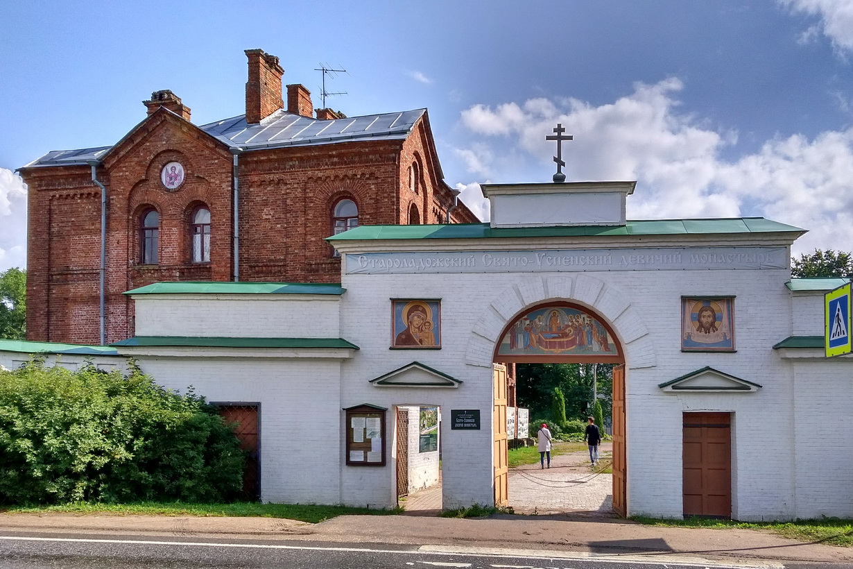 Старая Ладога, Успенский переулок, 16; Успенский переулок, 1-17 Трапезный корпус