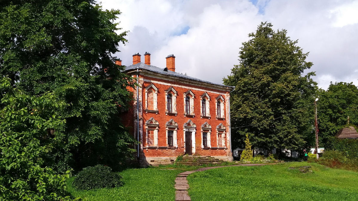 Старая Ладога, Успенский переулок, 1-17 Настоятельский корпус