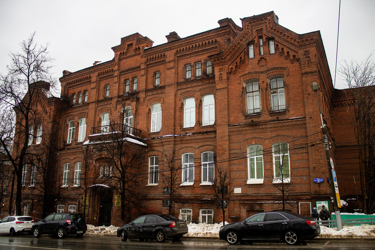 Пермь, петропавловская улица, 23 / Улица 25 Октября, 10