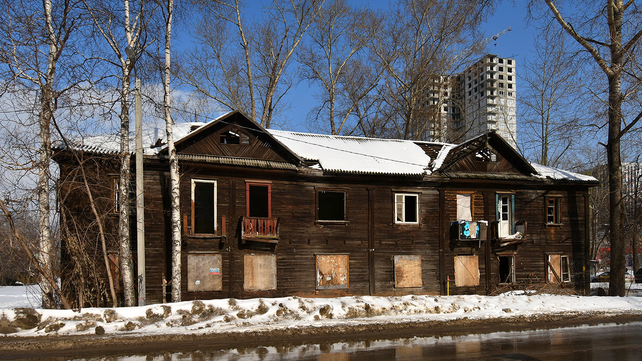 Пермь, Улица Карпинского, 12; Луньевская улица, 4