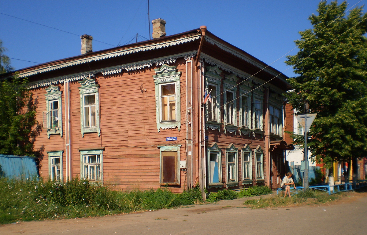 Козьмодемьянск, Советская улица, 10 / Октябрьская улица, 8