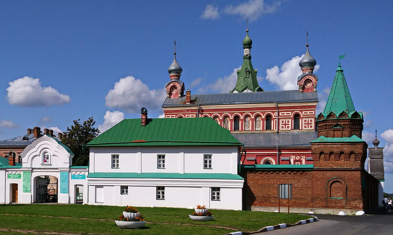 Старая Ладога, Никольская улица, 16 Южный келейный корпус; Никольская улица, 16 Юго-восточная башня