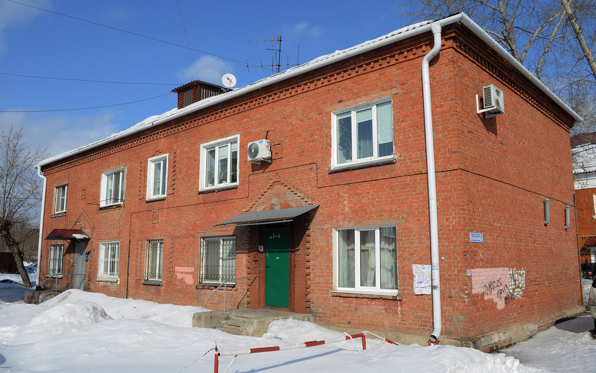 Омск, Улица 9-я линия, 220 / Бульварная улица, 42A