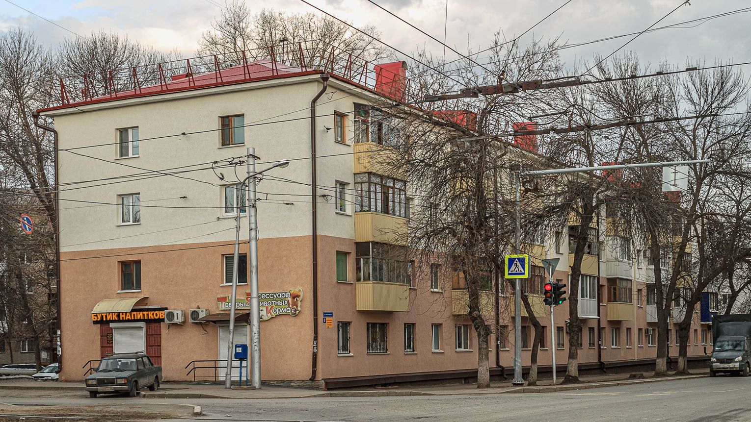 Уфа, Улица Конституции, 8 / Кольцевая улица, 35