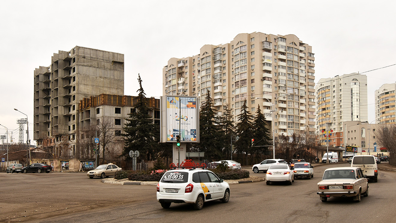 Пятигорск, Проспект Калинина, 92 корп. 5; Первомайская улица, 2 корп. 2; Проспект Калинина, 92 корп. 3 / улица Дунаевского, 1 корп. 3