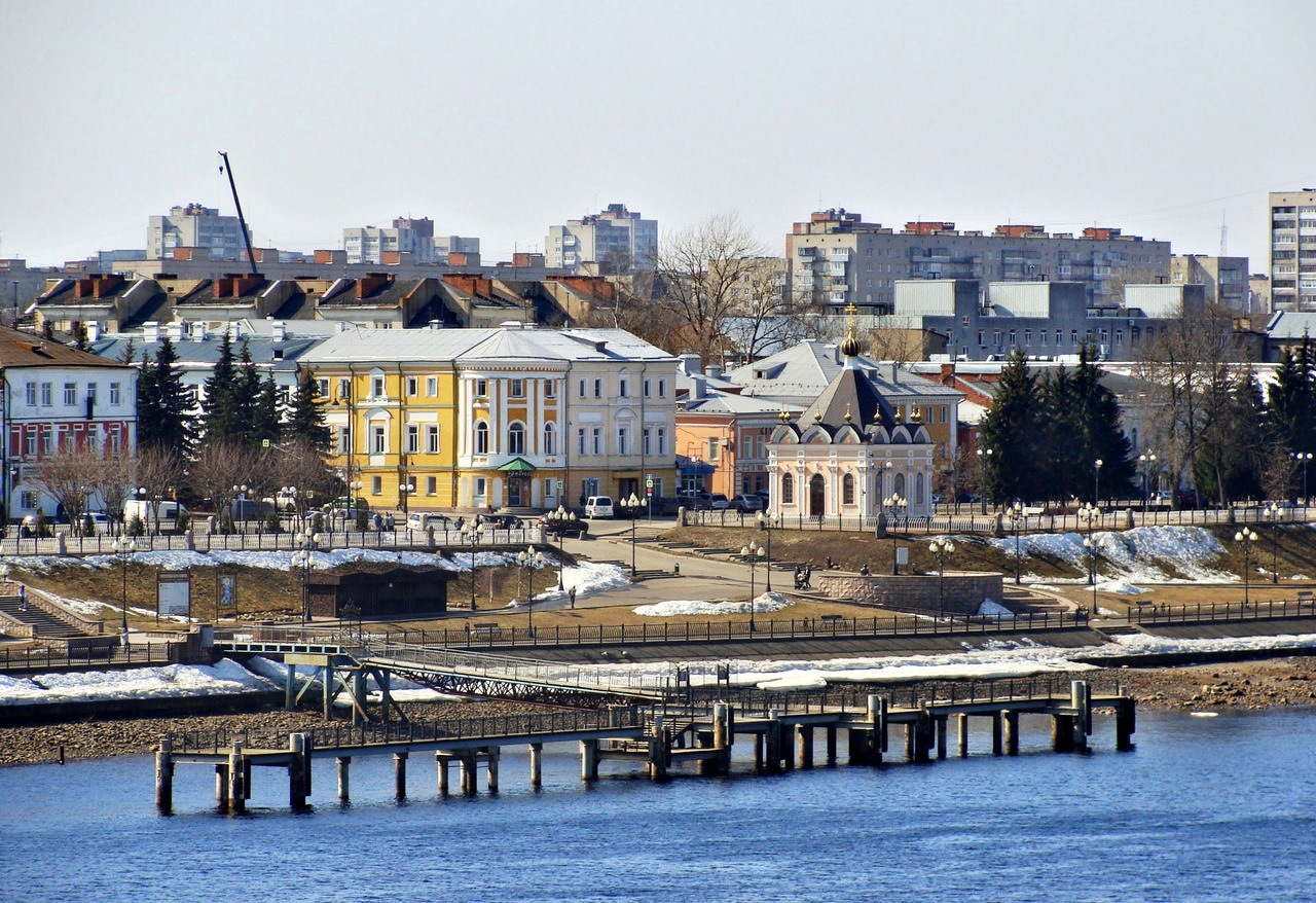 Рыбинск, Волжская набережная, 97 / Стоялая улица, 2; Волжская набережная, 6