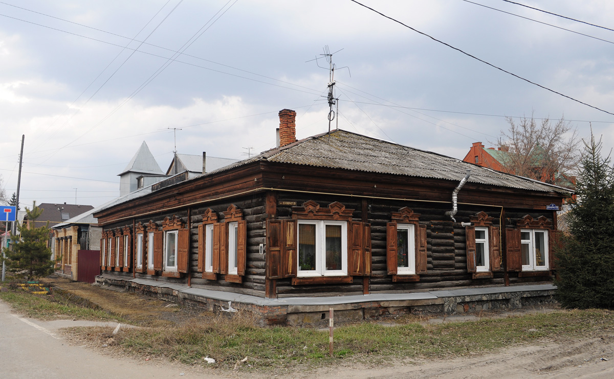 Омск, Улица Декабристов, 61 /  Улица Чкалова, 60