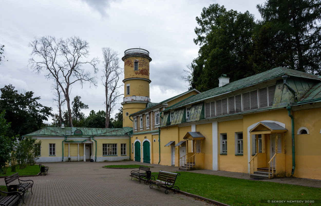 Горки Ленинские, Главная аллея