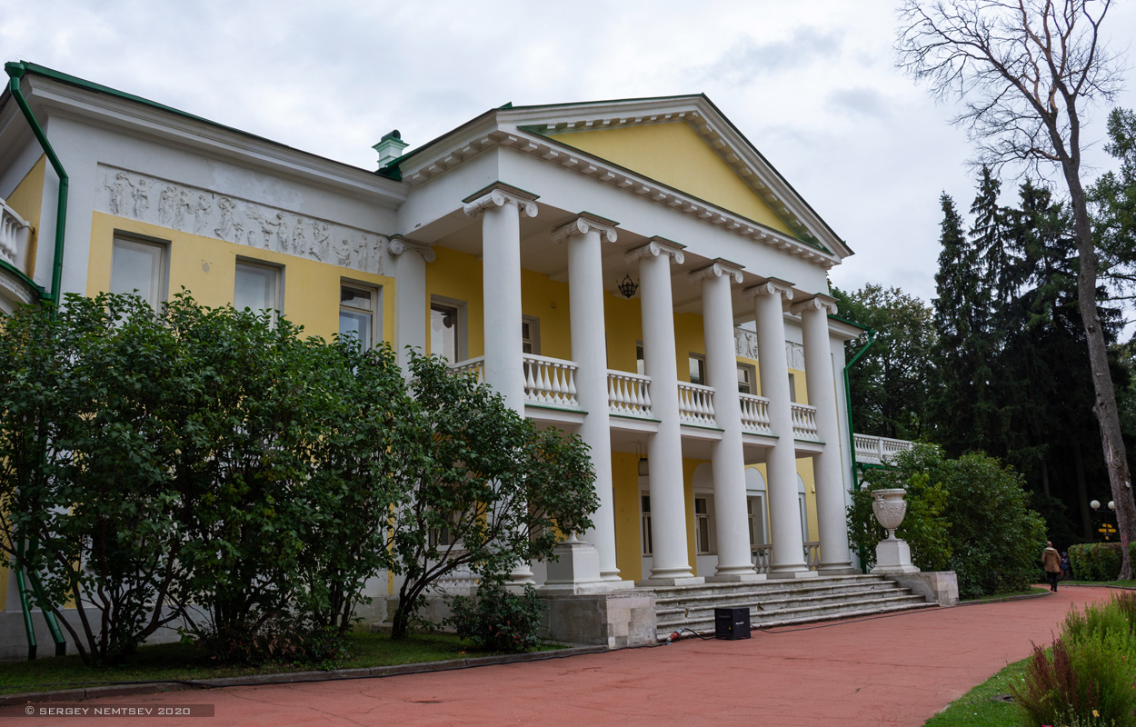 Gorki Leninskie, Главная аллея