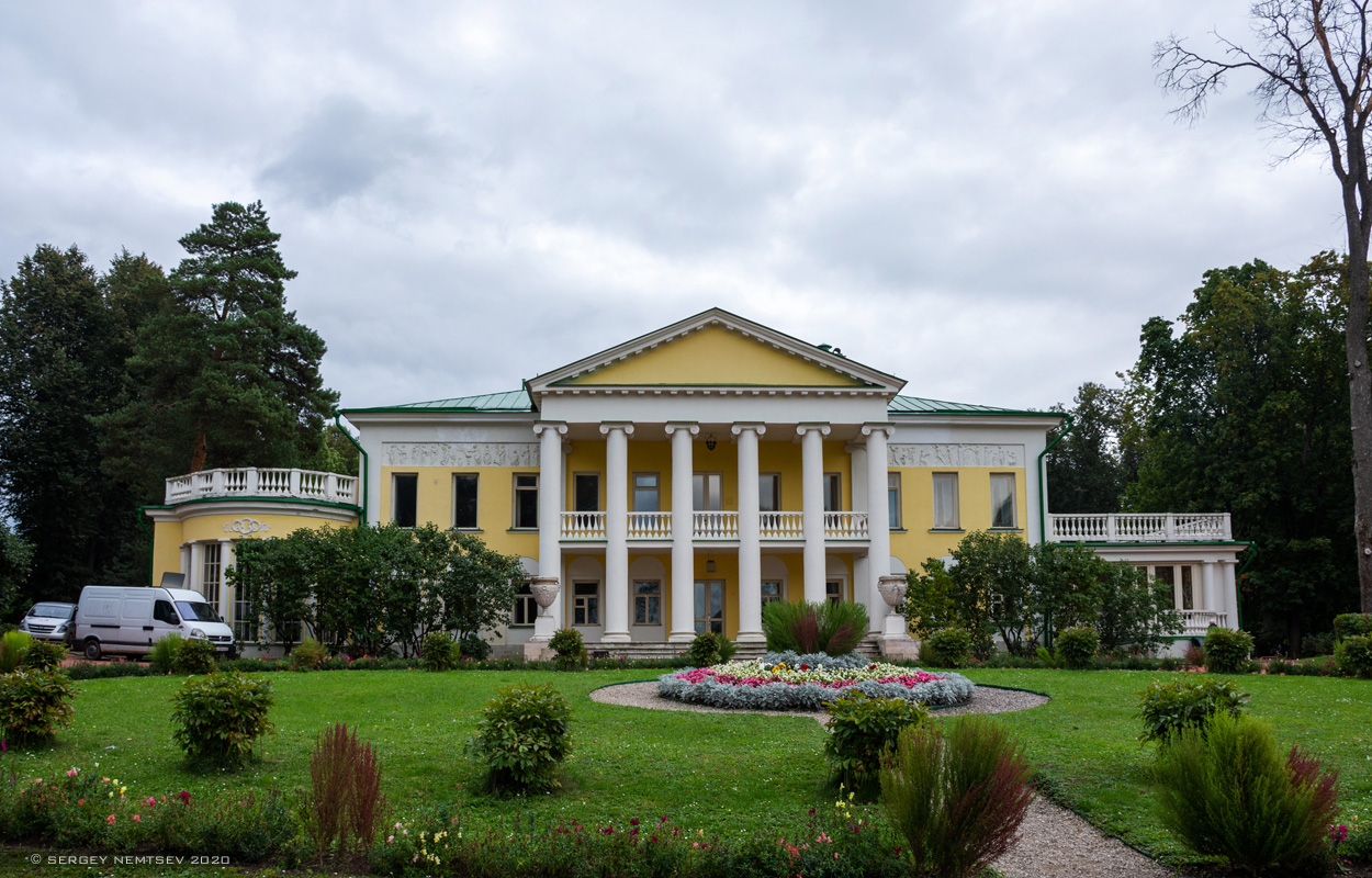 Gorki Leninskie, Главная аллея