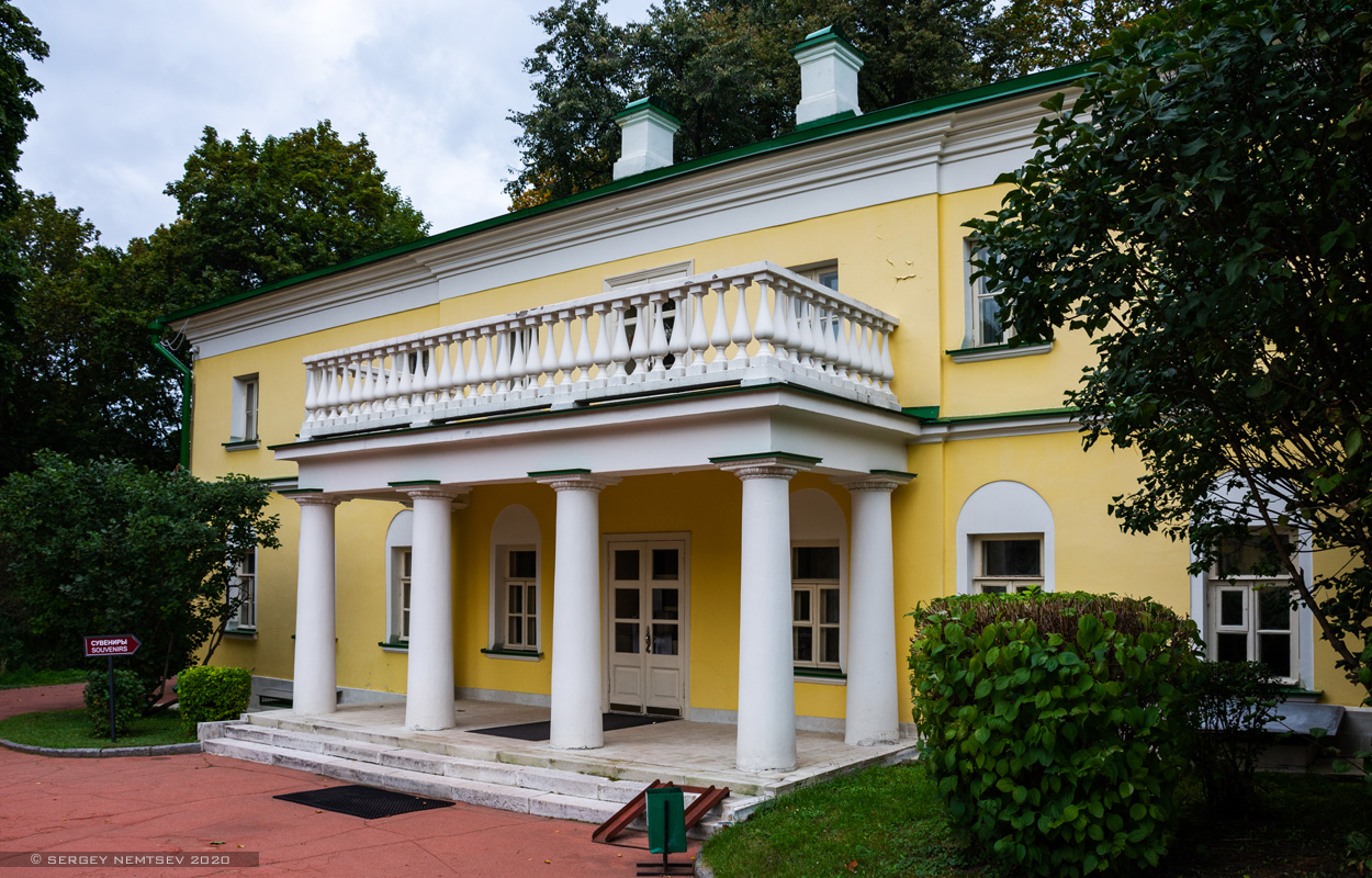 Горки Ленинские, Главная аллея