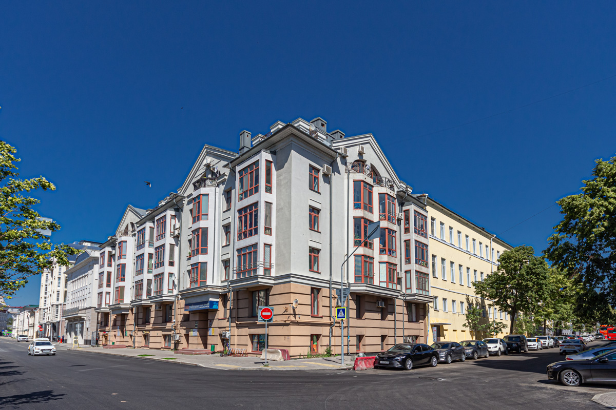 Казань, Улица Дзержинского, 9 / Улица Япеева, 1