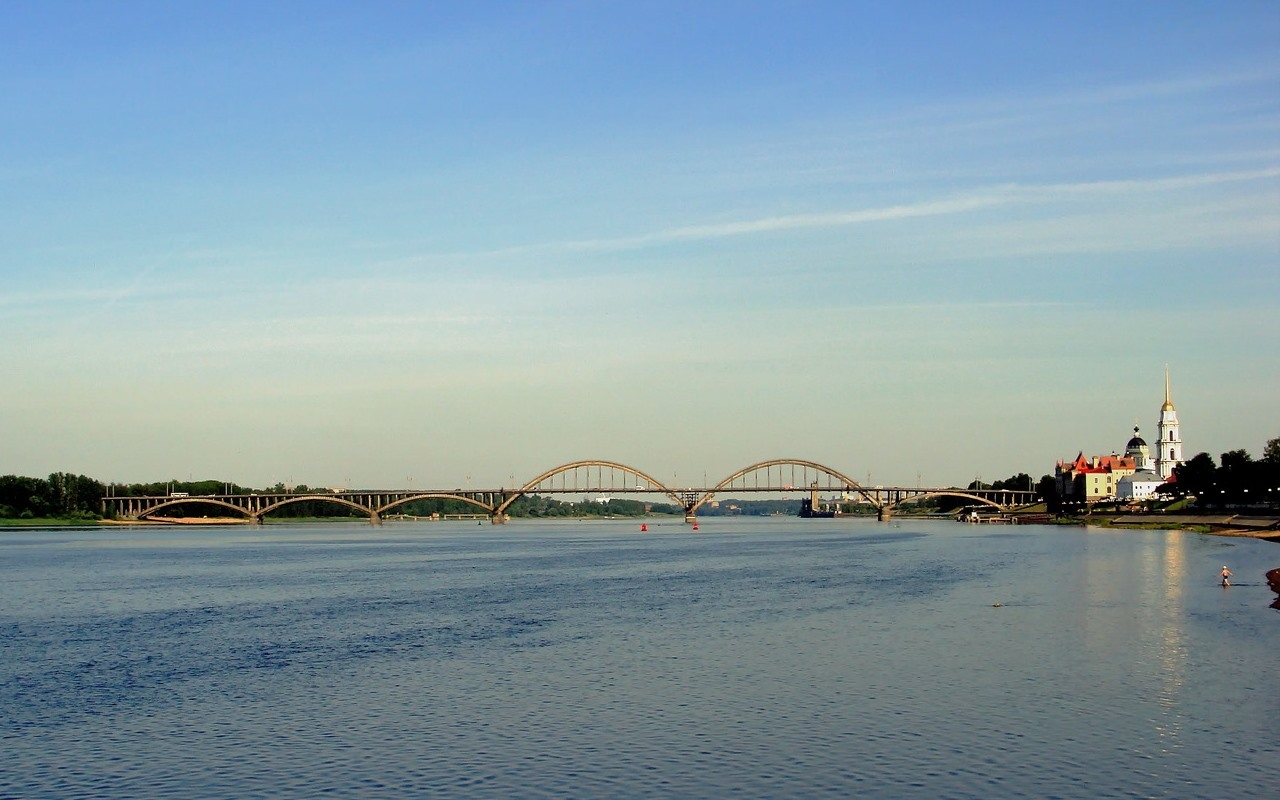 Рыбинск, Улица Максима Горького, Рыбинский мост; Крестовая улица, 2
