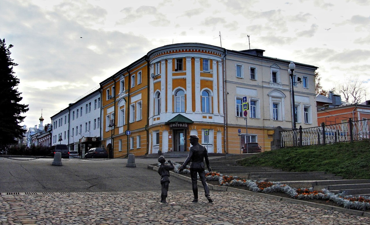 Rybinsk, Волжская набережная, 97 / Стоялая улица, 2