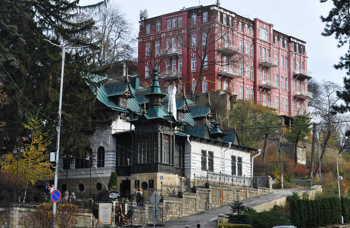Кисловодск, Улица Шаляпина, 1; Улица Александра Солженицына, 1