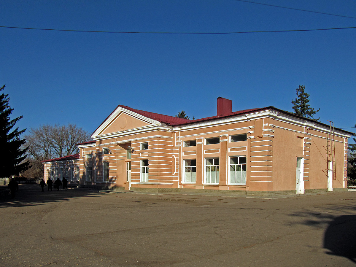 Сватово, Привокзальная площадь, 1