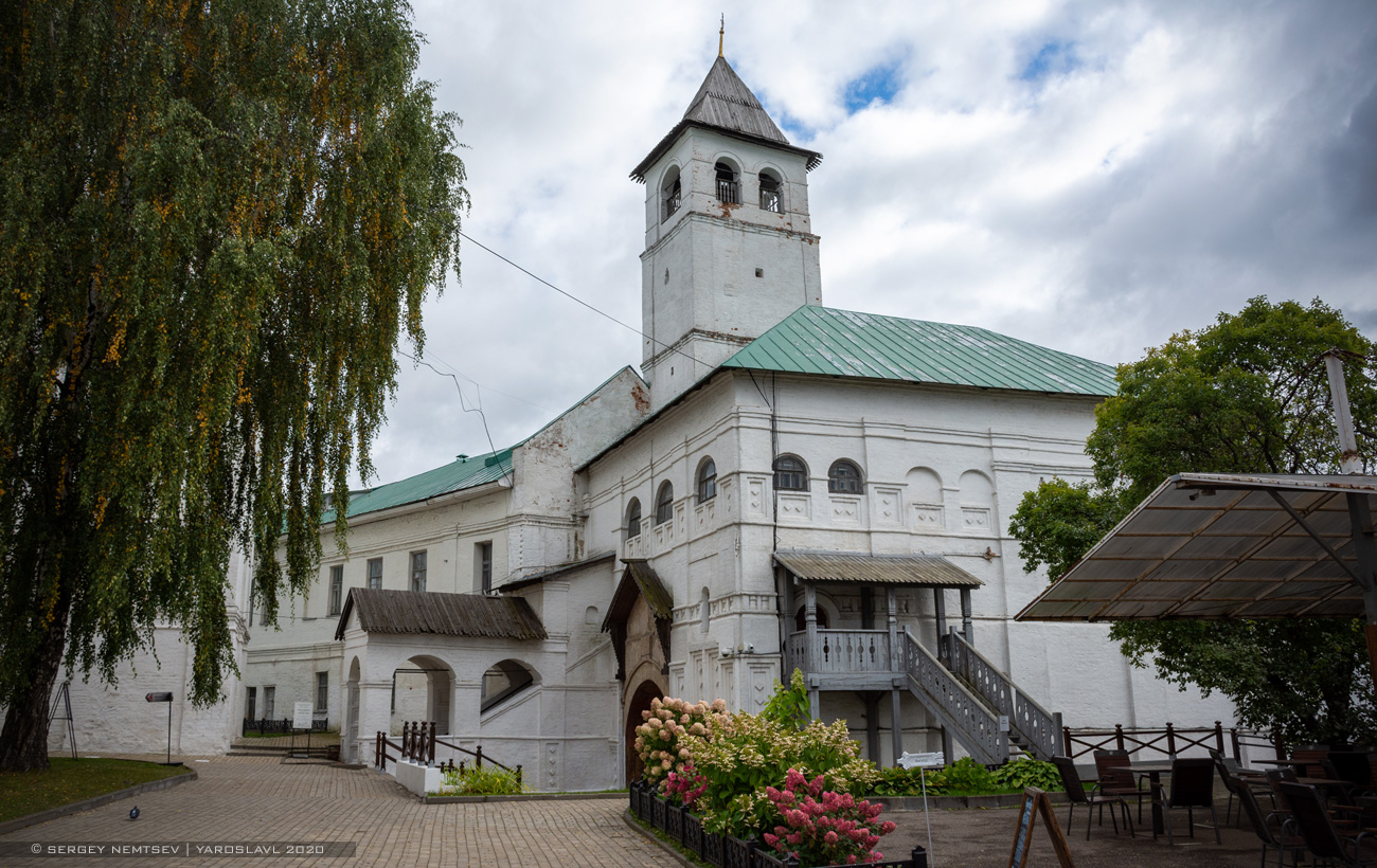 Yaroslavl, Богоявленская площадь, 25 Святые ворота
