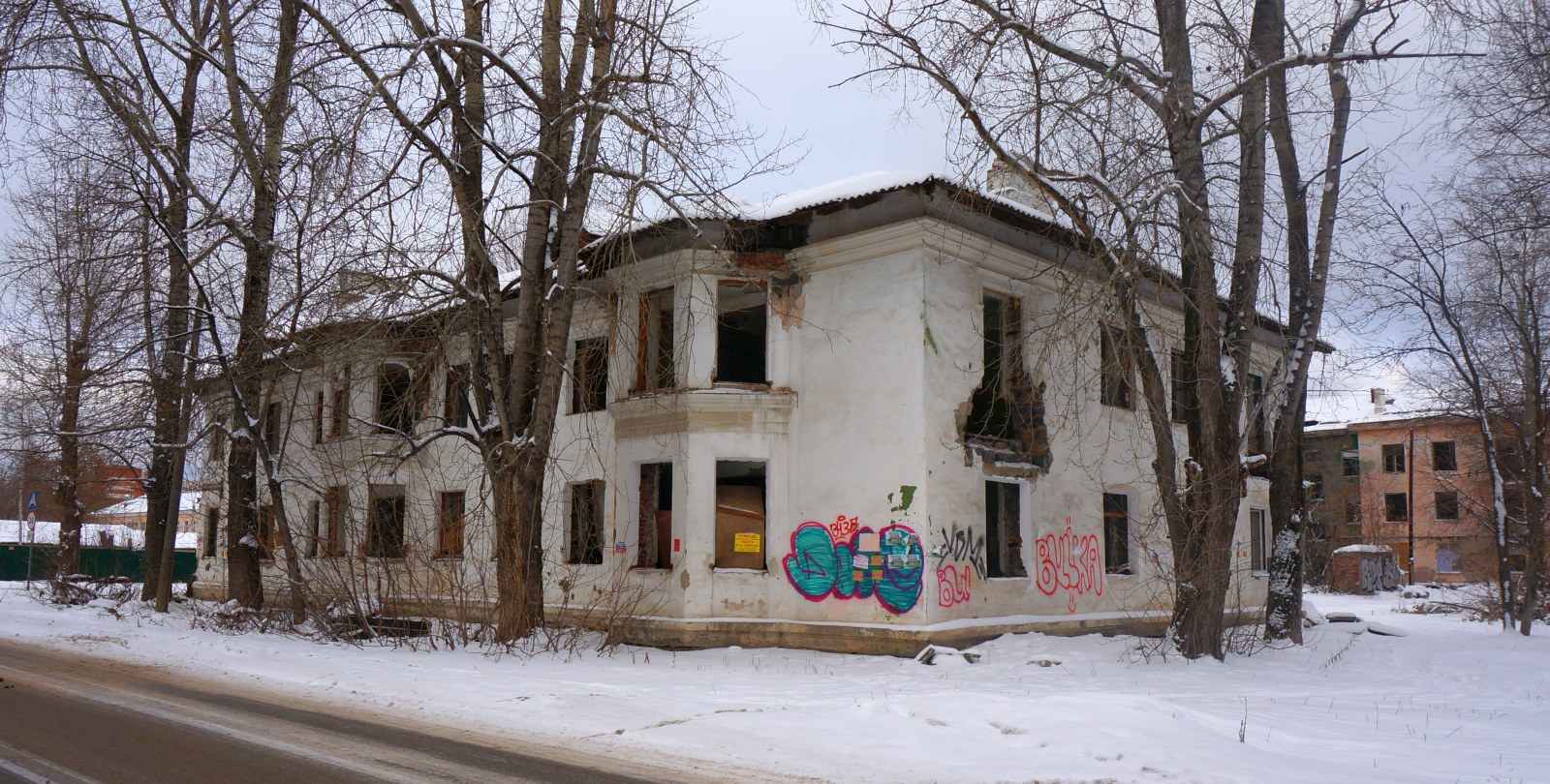 Пермь, Углеуральская улица, 15 / Улица Василия Каменского, 19