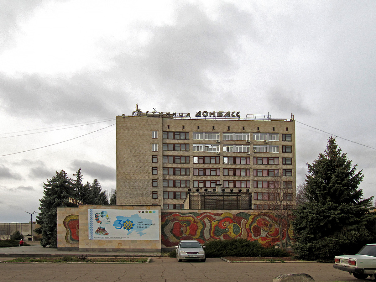 Светлодарск, Молодёжный бульвар, 1; Молодёжный бульвар, 1А. Монументальное искусство (мозаики, росписи, барельефы, сграфито)