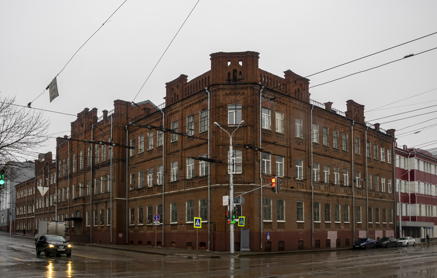 Уфа, Коммунистическая улица, 23 / Улица Аксакова, 67