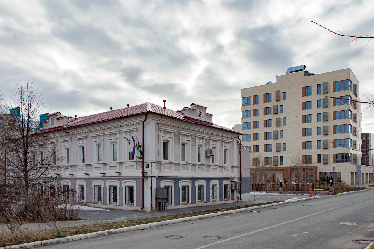 Kazan, Петербургская улица, 70 / Суконная улица, 8; Улица Островского, 103