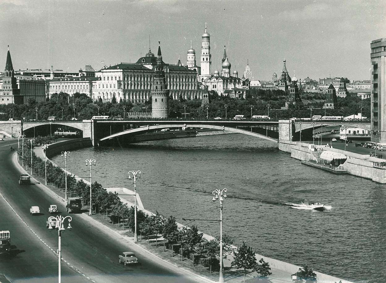 Москва, Кремль, 6А; Улица Серафимовича, Большой Каменный мост