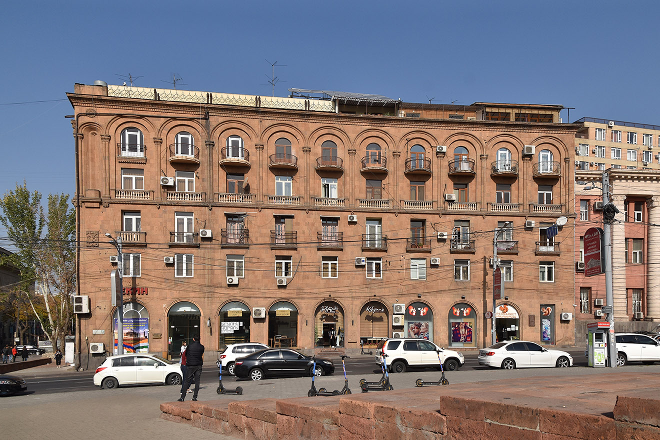 Ереван, Улица Налбандяна, 3