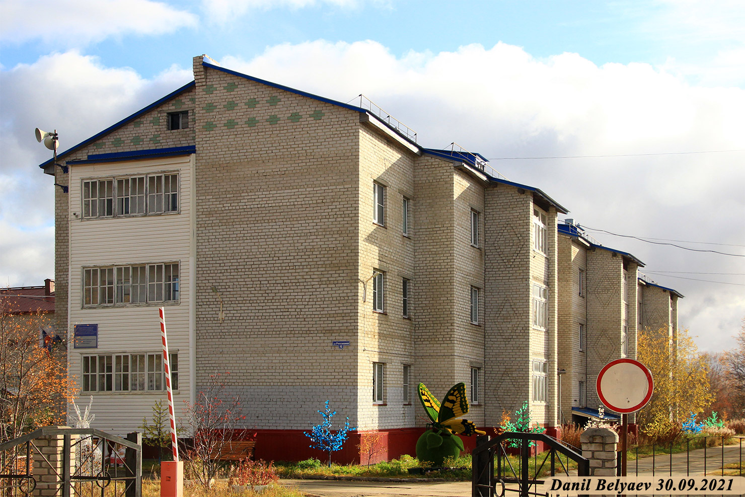 Искателей, Улица Россихина, 1