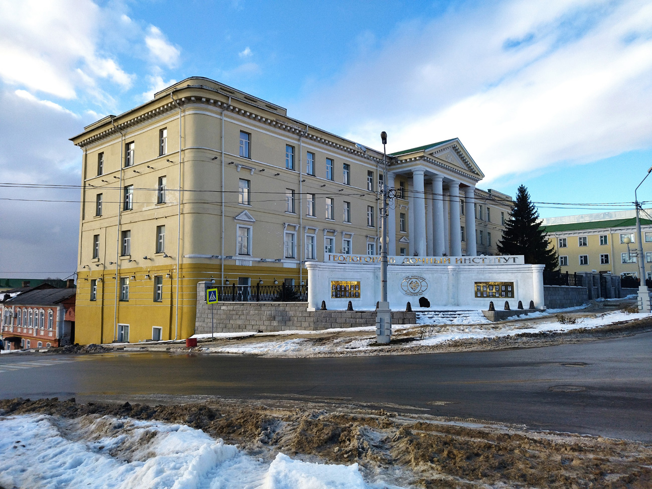 Stary Oskol, Улица Ленина, 14 / Улица Володарского, 13 Stary Oskol, Улица Ленина, 14 / Улица Володарского, 13