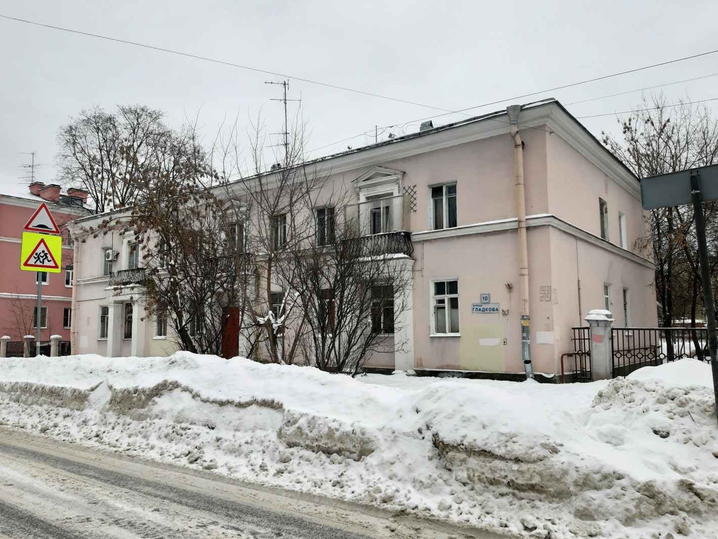 Petersburg, Улица Гладкова, 10