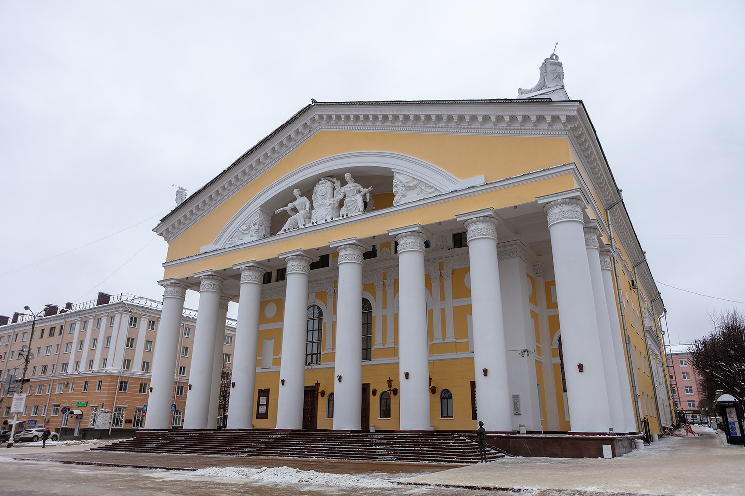 Калуга, Театральная площадь, 1