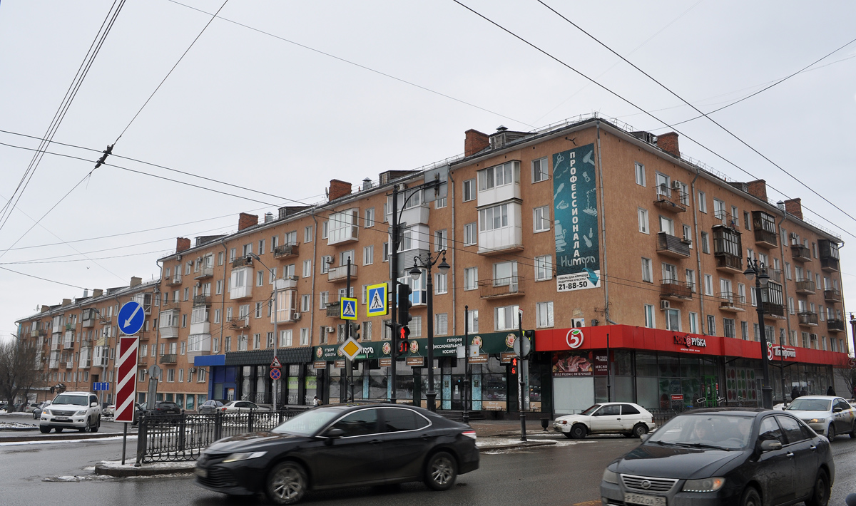 Omsk, Ленинградская площадь, 1 / Улица Ленина, 42