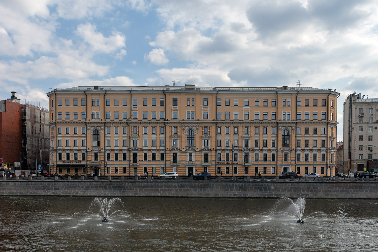 Москва, Кадашевская набережная, 6 / Старомонетный переулок, 1 / Малый Толмачёвский переулок, 2
