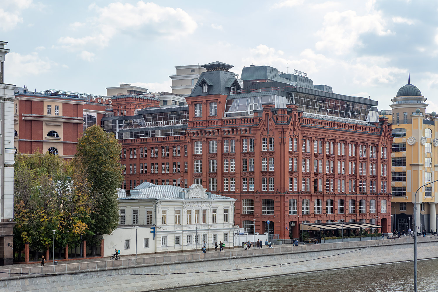 Москва, Якиманская набережная, 4/4 стр. 2; ​Якиманская набережная, 4 стр. 1