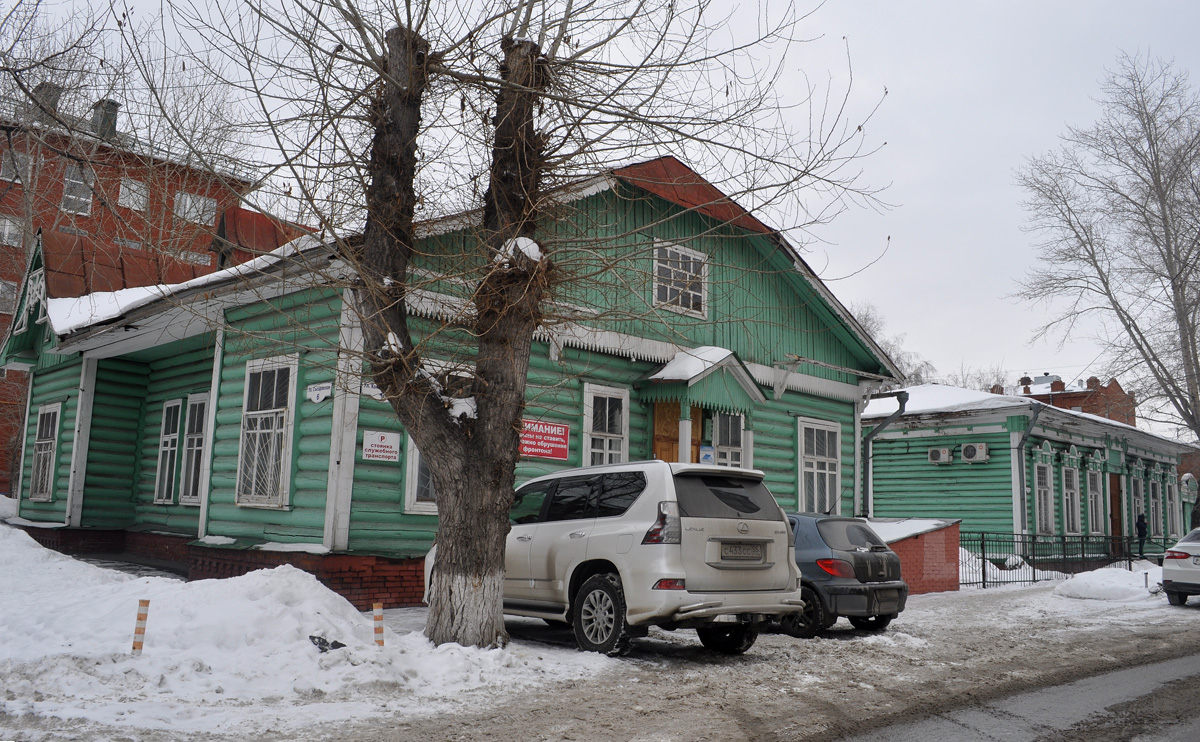 Omsk, Комиссаровская улица, 13​ / Съездовская улица, 6; Комиссаровская улица, 15