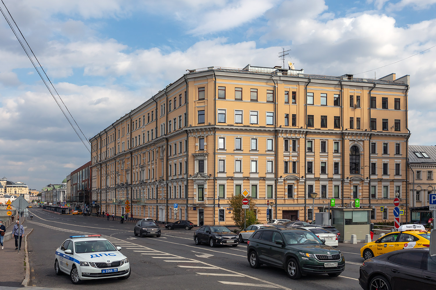 Москва, Кадашевская набережная, 6 / Старомонетный переулок, 1 / Малый Толмачёвский переулок, 2