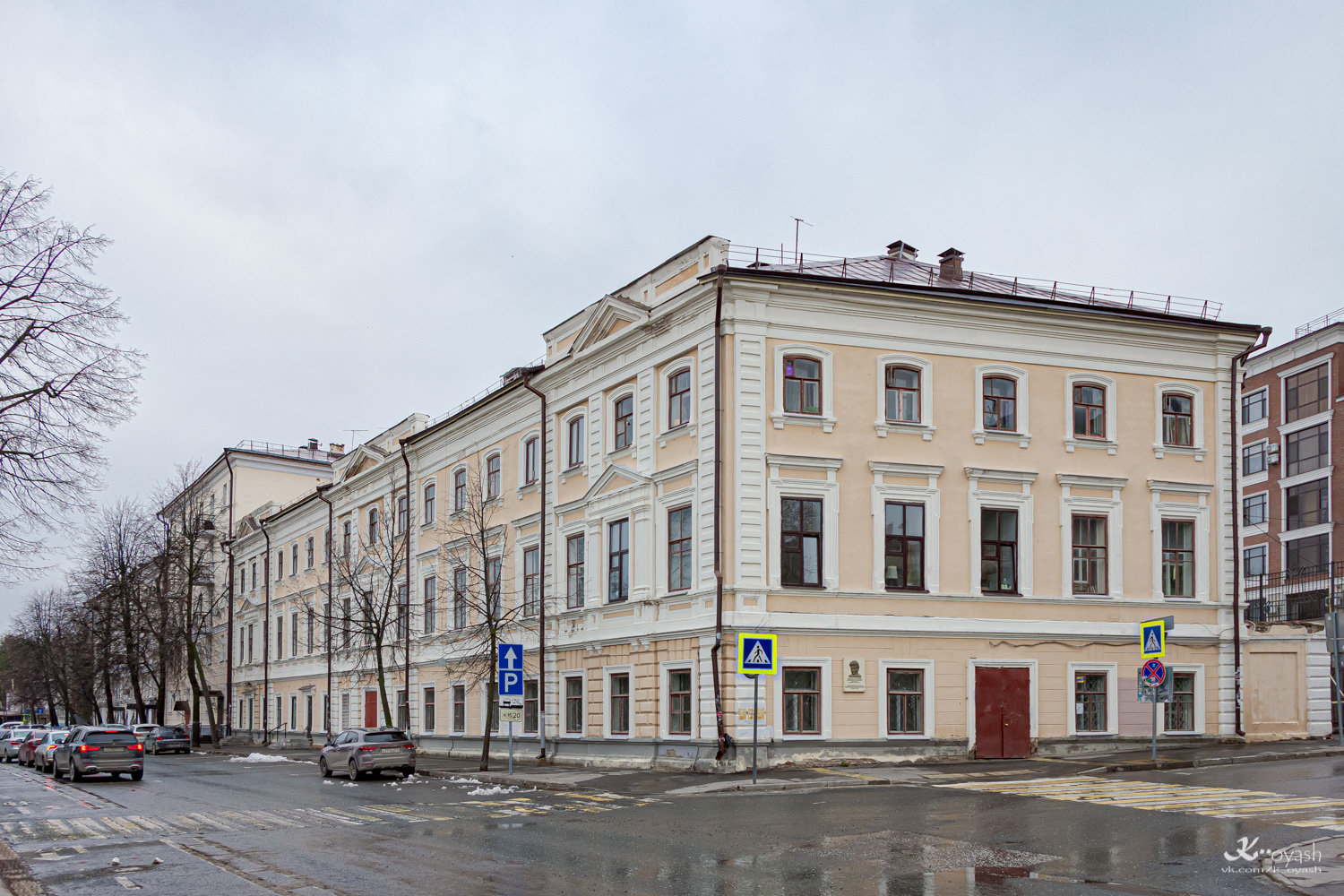 Казань, Улица Кави Наджми, 24 / Улица Дзержинского, 20