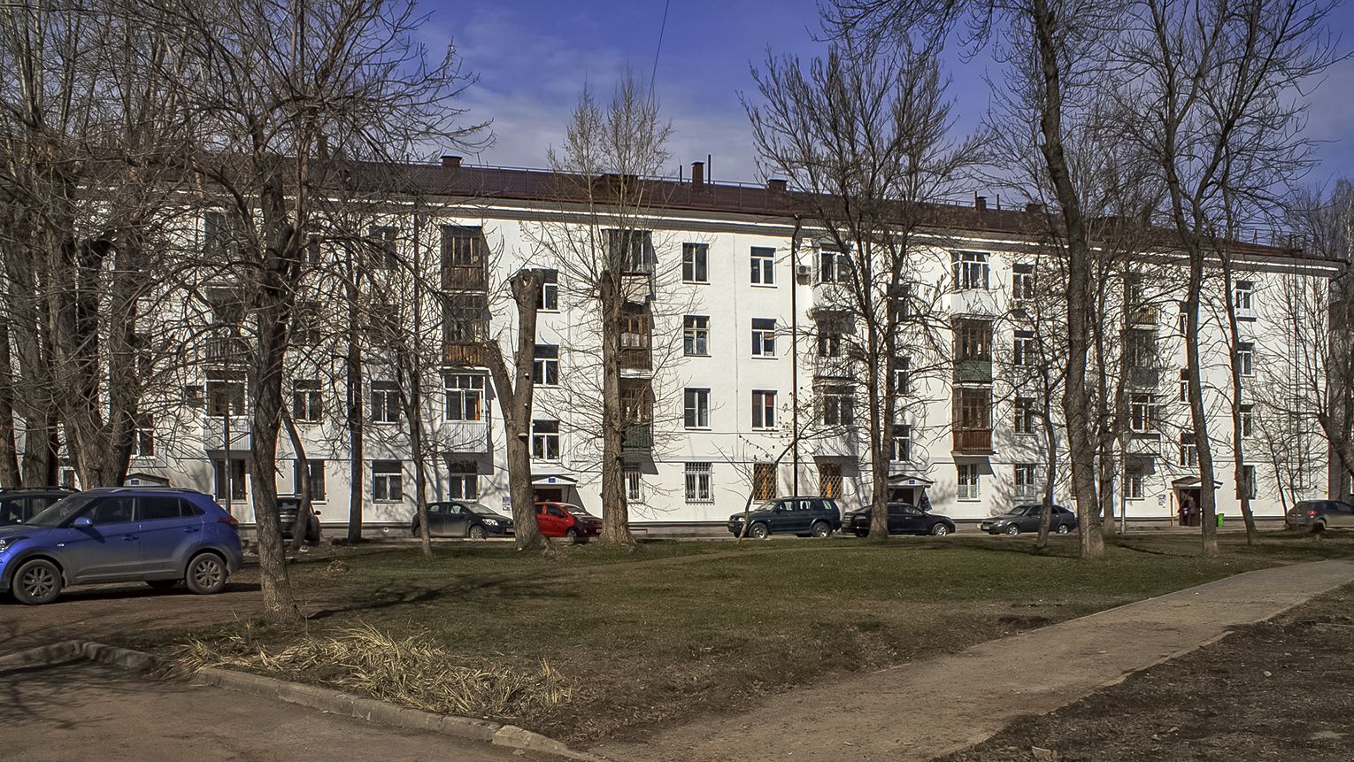 Уфа, Улица Космонавтов, 9 / Кольцевая улица, 16