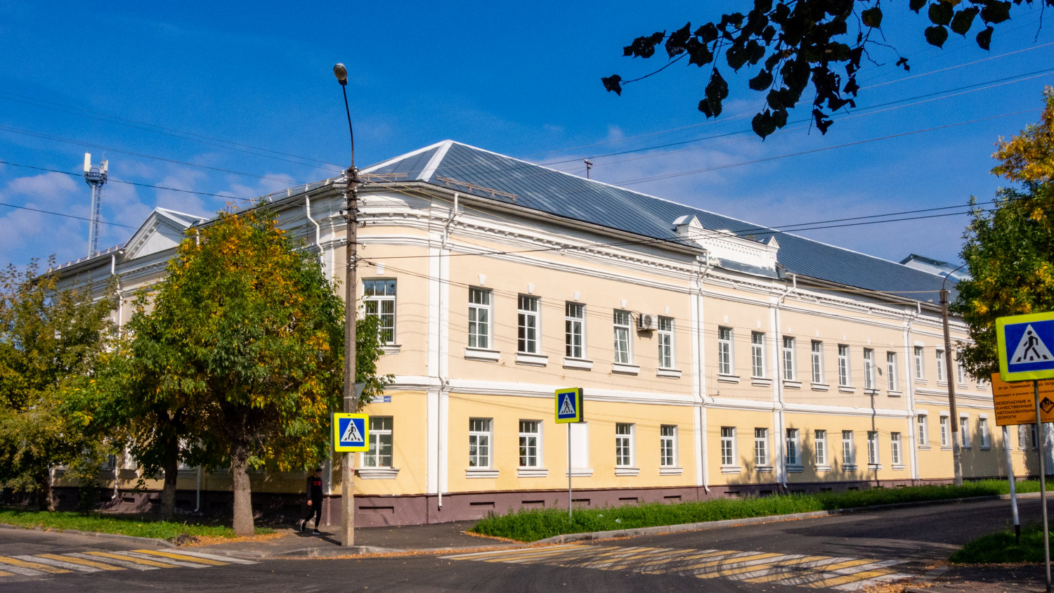 Кострома, Улица Островского, 44 / Депутатская улица, 7